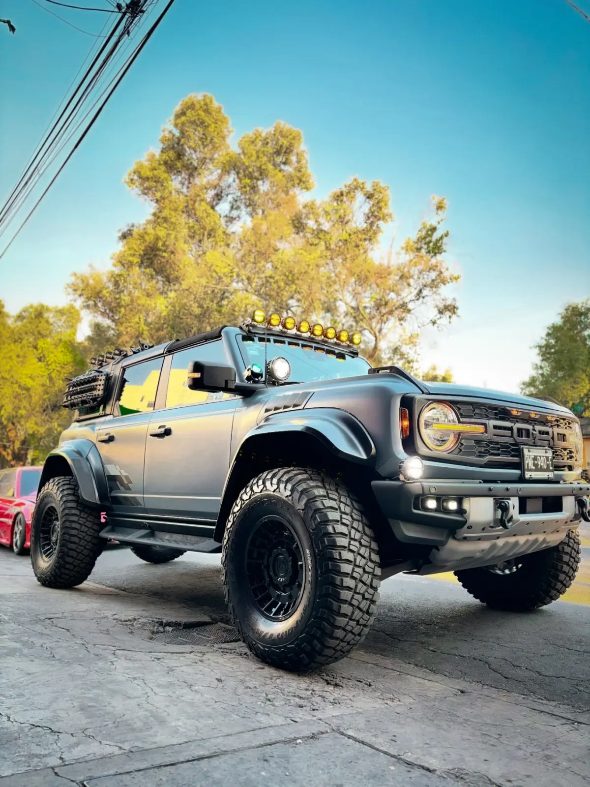 Ford Bronco oscuro proyecto off-road