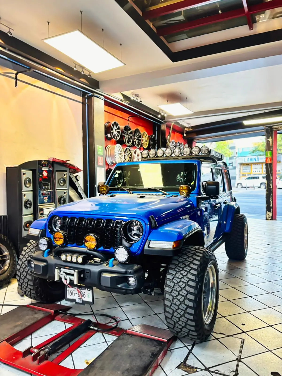 Jeep azul en taller Darma Wheels