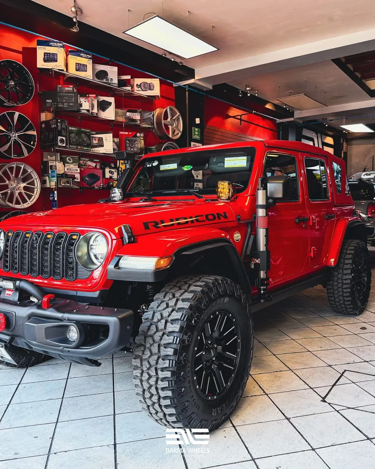 Jeep Rubicon rojo proyecto Darma Wheels