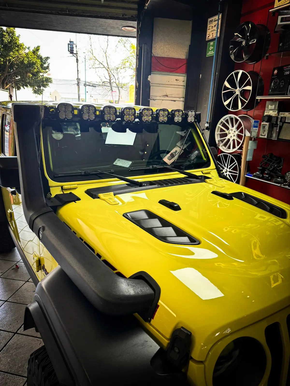 Jeep amarillo con LEDs en taller Darma Wheels